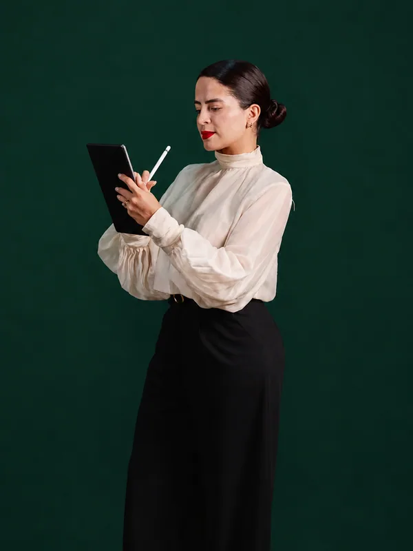 María Katherine Delgado Olaya revisando un expediente