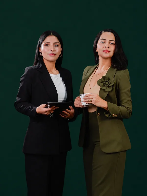 Katherine Delgado junto a la abogada del estudio en una asesoría preventiva